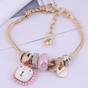 Bracelet doré avec perle en verre rose, pendentif lion et étiquette Morava sur chaîne serpent