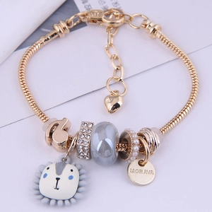 Bracelet chaîne serpent dorée avec perles variées et un pendentif lion de dessin animé