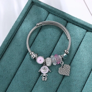 Bracelet à perles argenté avec cœur, petite fille et breloques en émail rose sur velours