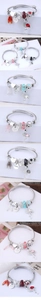 Dettaglio del bracciale regolabile in acciaio inossidabile con ciondoli fenicottero e cuore