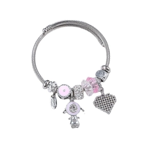 Bracelet à perles argenté avec breloques cœur roses et pendentif fille en cristal sur fond blanc