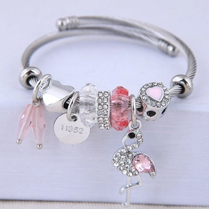 Bracciale regolabile in acciaio con cristallo rosa, ciondolo a cuore e fenicottero