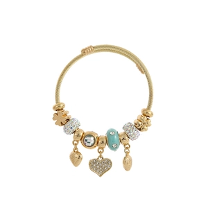 Bracelet torsadé doré avec breloques en forme de cœur et strass scintillants