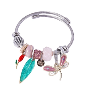 Bracelet ajustable en acier avec perles roses, charms libellule en émail et piment