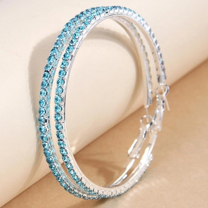 Grandi orecchini a cerchio argentati con strass blu cielo per donna su supporto moderno