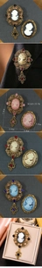 Makro-Detail von Vintage-Kamee-Broschen im Barockstil mit Größen- und Gewichtsangaben
