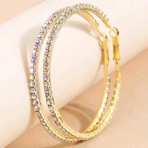 Orecchini a cerchio dorati con strass arcobaleno AB su un espositore beige minimale