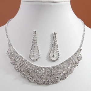 Elegantes silbernes Strass-Schmuckset mit mehrlagiger Halskette und Tropfenohrringen auf Büste