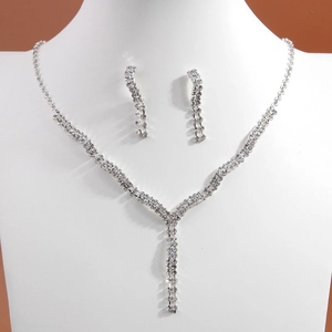 Elegantes V-förmiges Silber-Strass-Halsketten- und Ohrring-Set auf einem Display