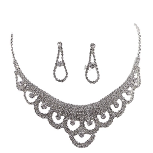 Elegantes silbernes Brautschmuck-Set mit glitzerndem Strass-Choker und Tropfenohrringen