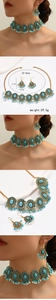 Détail d'une parure bohème en alliage doré avec des pierres turquoise et perles blanches