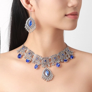 Ethnisches Schmuckset mit silberner Kette und blauen Edelstein-Ohrringen im Set
