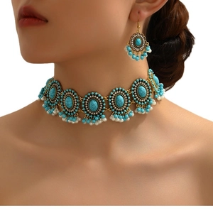Parure de bijoux bohème avec collier en perles turquoise et boucles d'oreilles