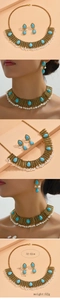 Détail de la parure bohème avec turquoise, glands en perles et dimensions de l'ensemble