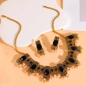 Parure bijoux vintage avec pierres émeraudes noires, gravures et perles roses