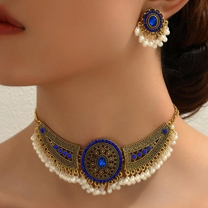 Parure ailes vintage avec strass bleus et glands en perles blanches sur un mannequin