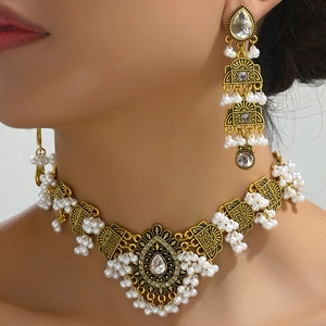 Parure collier choker et boucles d'oreilles dorées avec perles et cristaux