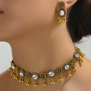 Set di gioielli bohémien in oro con collana e orecchini in stile etnico vintage