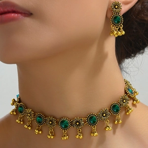 Set gioielli vintage dorati con collana a girasole e cristalli verdi su modella