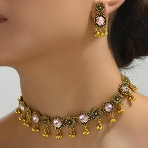 Set gioielli etnici boho con collana girasole e orecchini in oro antico e pietre rosa