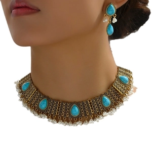 Parure bohème avec pendentifs en turquoise et perles blanches sur métal doré antique