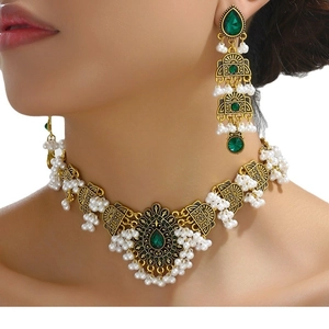 Parure de bijoux vintage avec cristaux vert émeraude et perles en forme de goutte sur mannequin