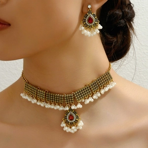 Parure collier et boucles d'oreilles rétro dorés avec strass rouges et perles