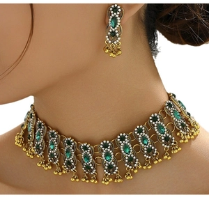 Parure collier et boucles d'oreilles vintage dorée avec pierres vert émeraude et glands