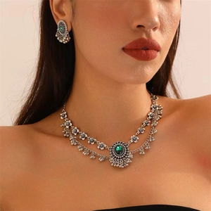 Parure bohème vintage avec collier et boucles d'oreilles aux pierres vertes et fleurs