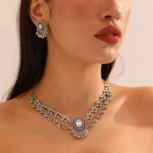 Parure bijoux bohème vintage avec gravure florale, clochettes glands et cristal clair