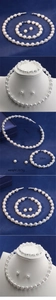 Dettaglio del set di gioielli con perle e strass con misure di collana ed orecchini incluse