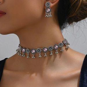 Parure de bijoux ethniques avec collier fleur argenté et boucles d'oreilles rose