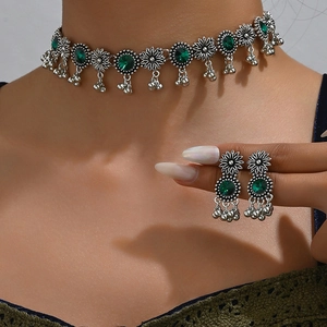 Parure bijoux vintage fleurs et cristaux verts, collier ras du cou et boucles d'oreilles