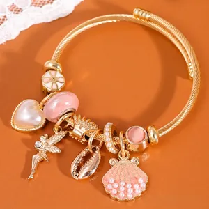 Verstellbares goldenes Edelstahlarmband mit rosa Opalperlen und Muschelanhängern