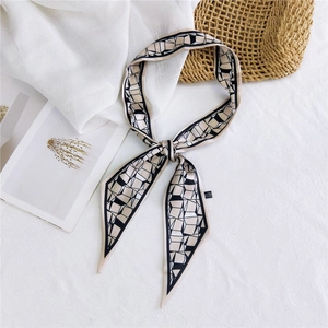 Élégant foulard fin en soie à carreaux géométriques pour femmes avec motif abstrait noir