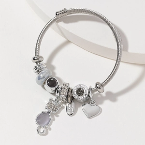 Silbernes Edelstahl-Charm-Armband mit funkelnden Katzenanhängern und LOVE-Gravur