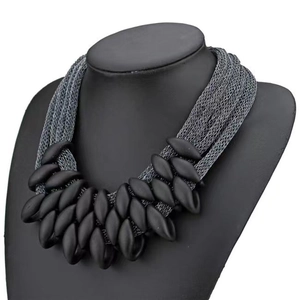 Collana bohémien a più strati intrecciati con perline nere opache su cordoncini grigi
