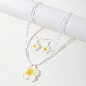 Parure de bijoux avec collier et boucles d'oreilles fleurs de frangipanier tropicales