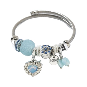 Bracelet bohème en fil torsadé argenté avec cœur en cristal bleu et breloque Love