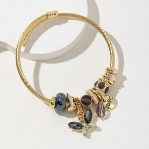 Bracciale rigido dorato a farfalla con ciondoli in cristallo e medaglietta LOVE