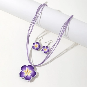 Ensemble bijoux fleurs de frangipanier violettes avec collier et boucles d'oreilles