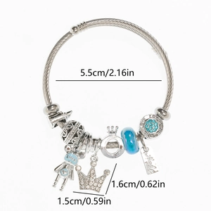 Détail d'un bracelet en argent avec breloques robot, couronne et gravure LOVE