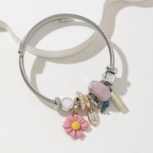 Bracelet Jonc Ouvert En Acier Inoxydable Fil Torsadé Bohème Avec Breloques Marguerite Émail Cœur Künstliche Perles De Verre Et Künstliche Perles