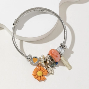 Bracelet câble bohème en acier avec breloques marguerite, perles et billes orange