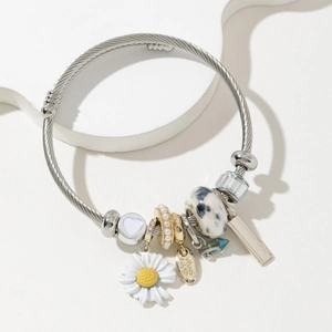 Bracelet bohème en acier argenté torsadé avec breloques marguerite et perles nacrées
