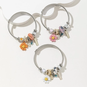 Lot de trois bracelets en fil d'acier inoxydable avec breloques marguerites et perles