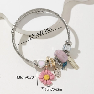 Détail du bracelet bohème à breloque marguerite avec mesures et perles florales