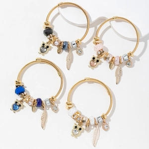 Bracelets dorés bohèmes avec pendentifs chouette, plumes et perles colorées