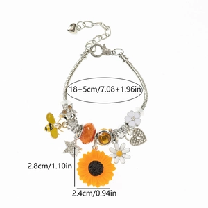 Dettaglio del bracciale a catena con dimensioni dei ciondoli a girasole e ape