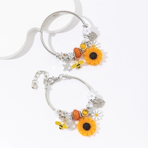 Set di due bracciali in acciaio argento con ciondoli a girasole, ape e perline gialle